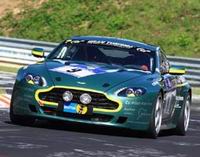 Eine Runde mit dem legendären Aston-Martin V8 Renntaxi auf der Nordschleife fahren!